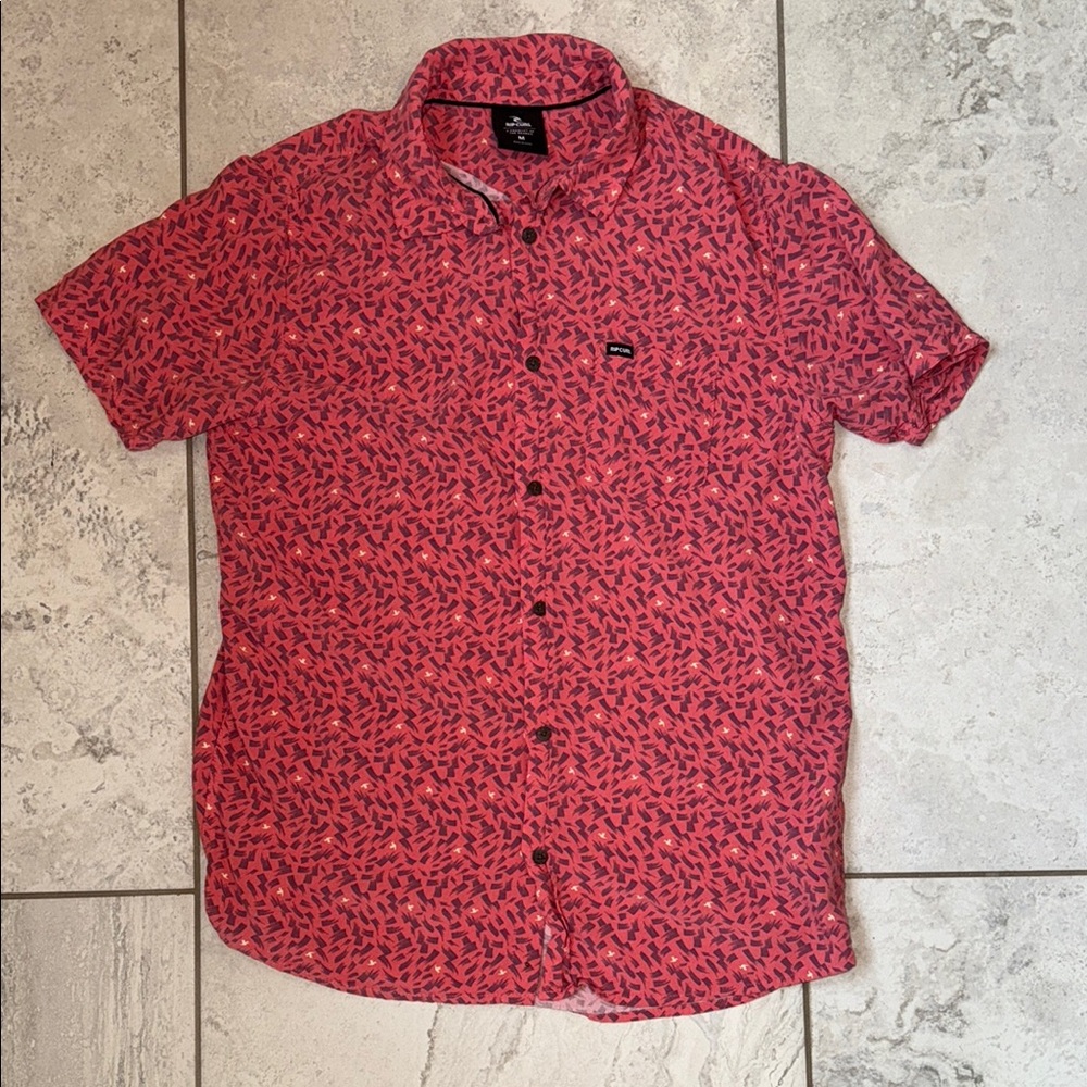 Rip Curl Red Patterned Men's Short Sleeve Button Up Shirt. Size M. WORN TWICE.